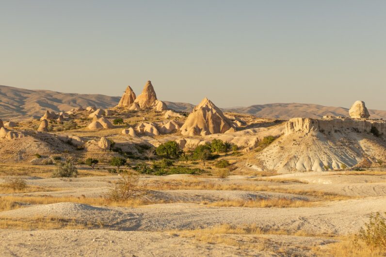 El espectacular pueblo turco lleno de chimeneas y casas cueva que te hará sentir como en otro planeta