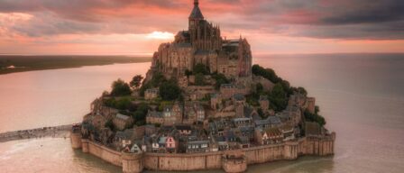 La espectacular isla mágica de Francia con una abadía medieval donde el mar decide tu camino