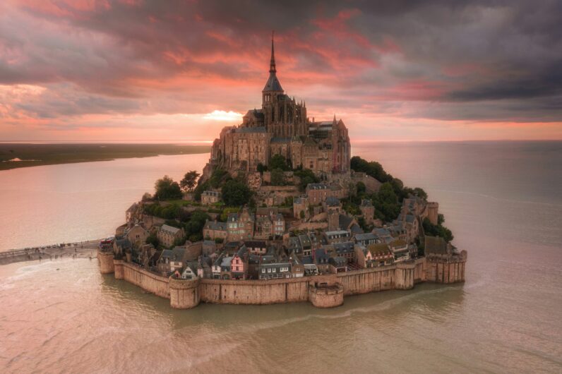 Mont Saint-Michel, la espectacular isla mágica de Francia con un abadía medieval donde el mar decide tu camino