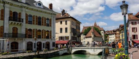 La ciudad medieval con canales más bonita de Francia: un castillo de cuento y un lago glaciar