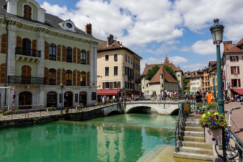 La ciudad medieval con canales más bonita de Francia: un castillo de cuento y un lago glaciar