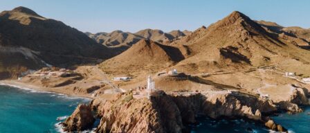 Las tres carreteras con vistas al mar más bonitas de Andalucía: acantilados, faros y ruinas romanas