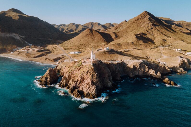Las tres carreteras con vistas al mar más bonitas de Andalucía: acantilados, faros y ruinas romanas