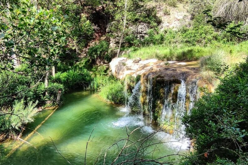 El pueblo más alto de España oculta una majestuosa cascada y una joya gastronómica