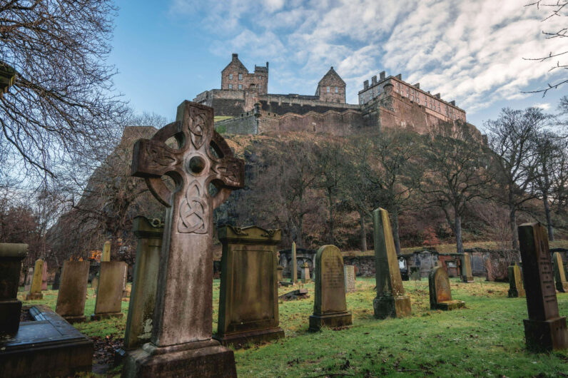 Destinos de última hora para celebrar Halloween: de los fantasmas de Edimburgo al castillo de la Condesa Sangrienta