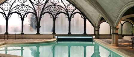 Este hotel de carretera de lujo silencioso tiene una piscina cubierta única en el mundo