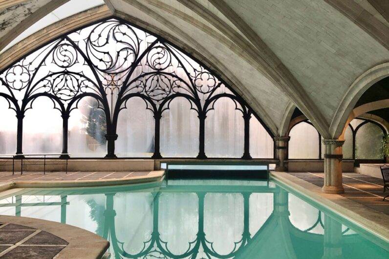 Este hotel de carretera de lujo silencioso tiene una piscina cubierta única en el mundo