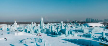 Este es el festival de hielo más espectacular del mundo: castillos, torre y dragones de fantasía en el palacio de Harbin