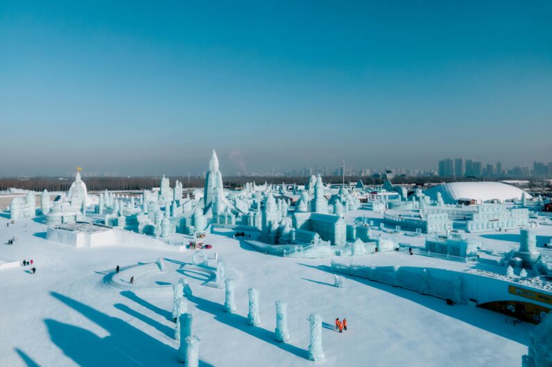 Este es el festival de hielo más espectacular del mundo: castillos, torre y dragones de fantasía en el palacio de Harbin
