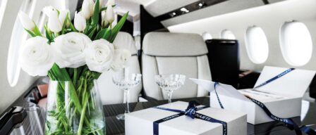 Cómo es un avión privado por dentro: estos son todos los lujos de volar como un millonario