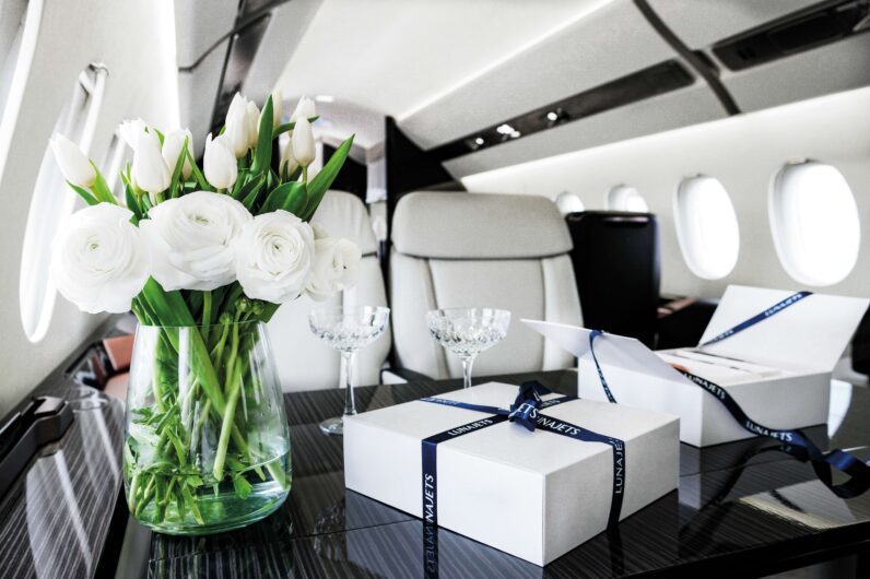Cómo es un avión privado por dentro: estos son todos los lujos de volar como un millonario