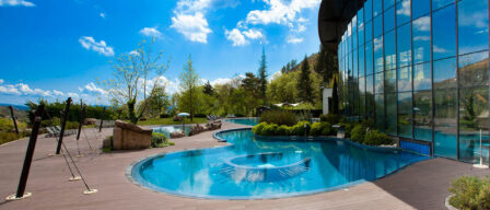 El hotel con spa mejor valorado del mundo es un paraíso muy cerca de España con una cascada interior