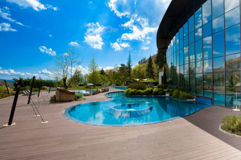 El hotel con spa mejor valorado del mundo es un paraíso muy cerca de España con una cascada interior 