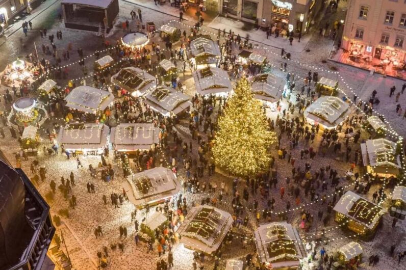 Tallin es el mejor destino de Navidad de Europa: murallas medievales y vistas espectaculares de su casco histórico en forma de corazón