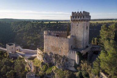Este parador en lo alto de una colina está oculto en una fortaleza gótica donde puedes dormir como un rey