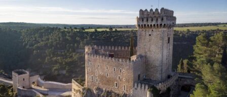 Este parador en lo alto de una colina está oculto en una fortaleza gótica donde puedes dormir como un rey