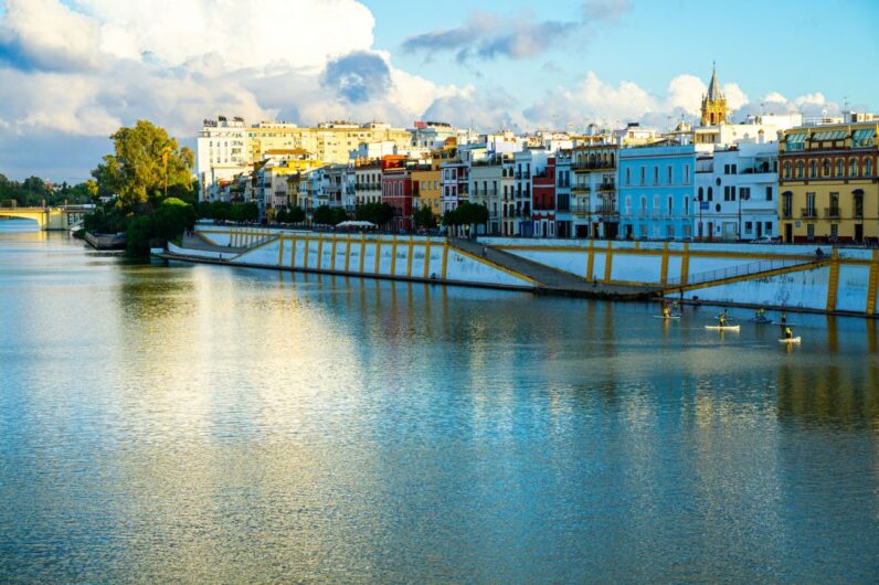 Todo lo que debes saber del barrio de Triana en Sevilla: tradición flamenca a orillas del Guadalquivir
