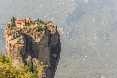 Meteora, la ciudad griega que cuelga del cielo y está rodeada de monasterios