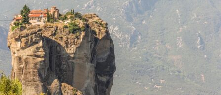 Meteora, la ciudad griega que cuelga del cielo y está rodeada de monasterios
