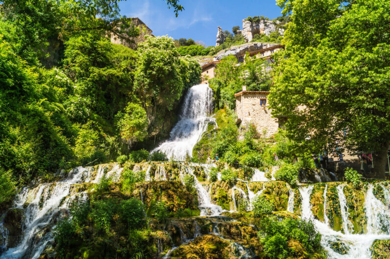 El pueblo del norte atravesado por una cascada que es uno de los rincones más bonitos de España