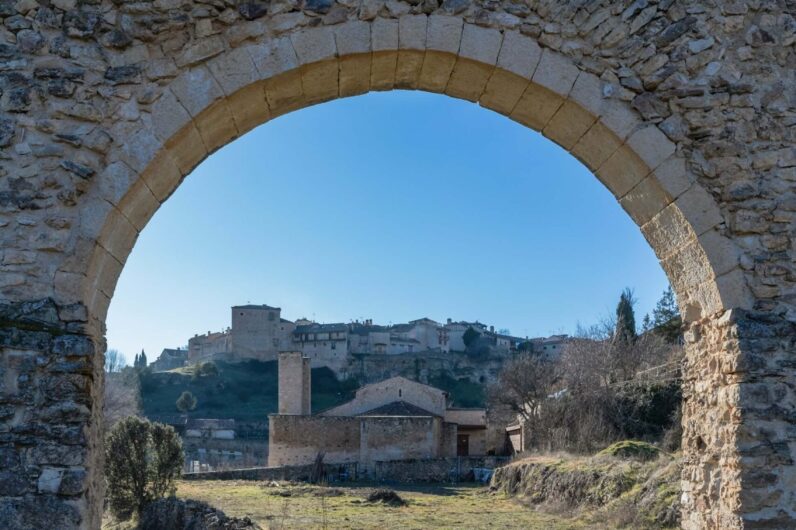 Este es el pueblo más bonito de Segovia: una joya medieval amurallada que está muy cerca de Madrid