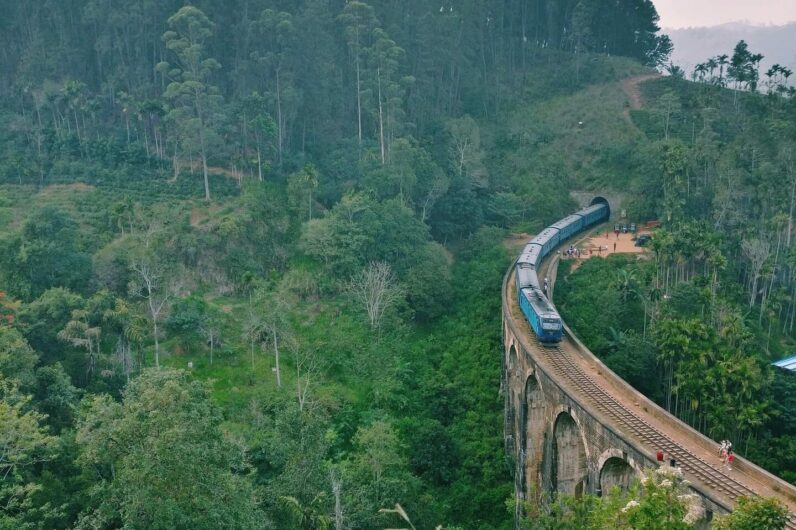El viaje en tren más espectacular del mundo se vive en Sri Lanka: una ruta de aventura entre plantaciones de té y paisajes de ensueño