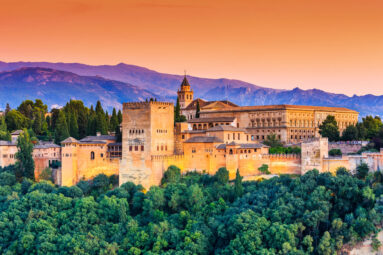 Un paseo por la Granada de los Goya: atardeceres frente a la Alhambra, calles con historia y cármenes de lujo