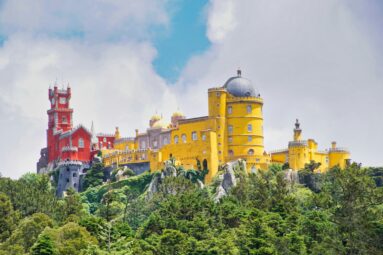 Palacios de colores, fortalezas de cuento y jardines secretos en Sintra, la ciudad más romántica de Portugal