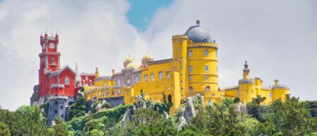 Palacios de colores, fortalezas de cuento y jardines secretos en Sintra, la ciudad más romántica de Portugal