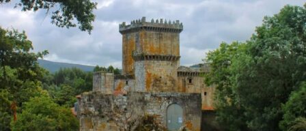 El pueblo más bonito de Galicia tiene una fortaleza medieval y una iglesia con pinturas únicas