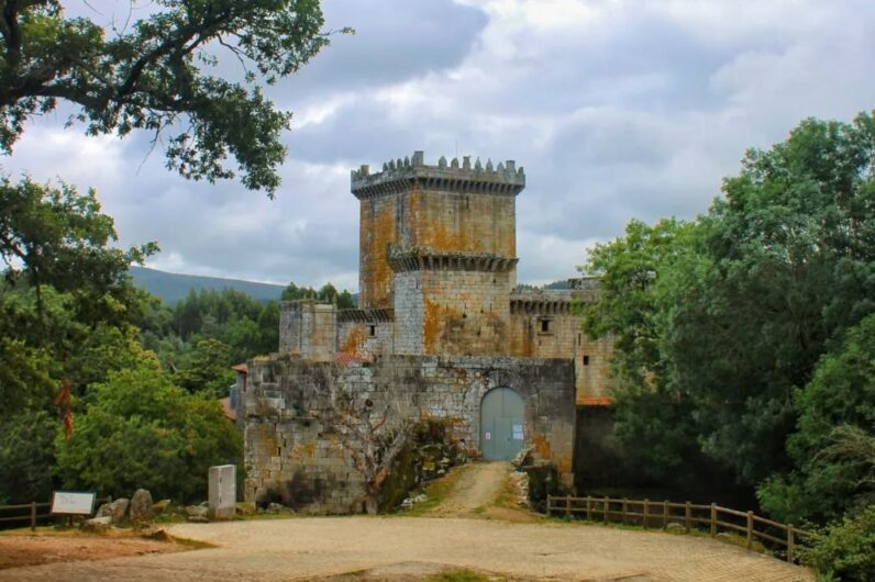 El pueblo más bonito de Galicia tiene una fortaleza medieval y una iglesia con pinturas únicas