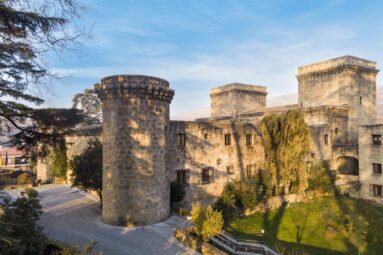 Este parador dentro de un palacio está rodeado de piscinas naturales