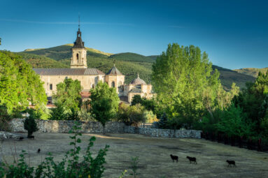 Este es el pueblo cerca de Madrid donde mejor se come: tiene un monasterio gótico y un bosque increíble