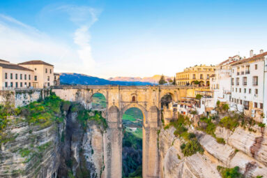 Esta ciudad de Andalucía, colgada sobre un acantilado, tiene las vistas más impresionantes de España