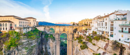 Esta ciudad de Andalucía, colgada sobre un acantilado, tiene las vistas más impresionantes de España