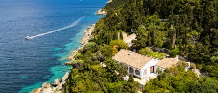 Esta es la mejor forma de disfrutar del lujo en Grecia: villas privadas en una isla bañada por aguas turquesas