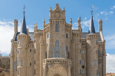La obra más desconocida de Gaudí está escondida en Astorga: un palacio neogótico que parece sacado de un cuento