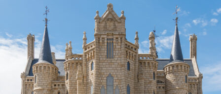 La obra más desconocida de Gaudí está escondida en Astorga: un palacio neogótico que parece sacado de un cuento