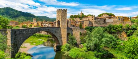 Puentes interminables y calles detenidas en el tiempo: así es Besalú, el pueblo medieval mejor conservado de Cataluña