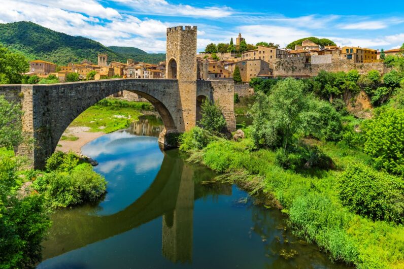Puentes interminables y calles detenidas en el tiempo: así es Besalú, el pueblo medieval mejor conservado de Cataluña