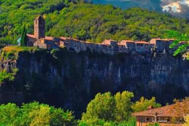 Este es el pueblo del norte más espectacular: está construido sobre un acantilado y cuesta creer que es real