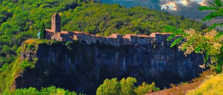 Este es el pueblo del norte más espectacular: está construido sobre un acantilado y cuesta creer que es real