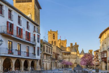 Un palacio real convertido en parador, galerías subterráneas y antiguas murallas: así es Olite, una joya medieval en el corazón de Navarra