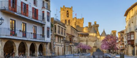 Un palacio real convertido en parador, galerías subterráneas y antiguas murallas: así es Olite, una joya medieval en el corazón de Navarra