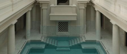 Piscinas infinitas y escaleras de mármol: así es Eynsham Baths, el balneario más bonito de Reino Unido