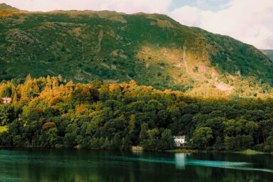 Lagos cristalinos, colinas altísimas y naturaleza: así es Grasmere, el pueblo más bonito de Reino Unido