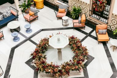 Artesanía local y obras de arte se unen en este hotel del centro de Sevilla que parece un palacio árabe