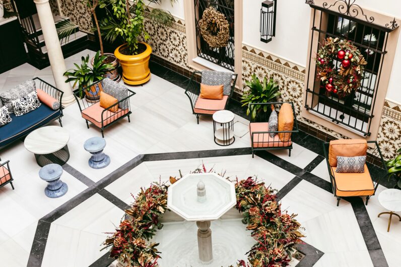 Artesanía local y obras de arte se unen en este hotel del centro de Sevilla que parece un palacio árabe
