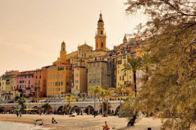 Casas de colores, trattorias italianas y playas vacías: así es la ciudad de la Costa Azul que los franceses no quieren que conozcas