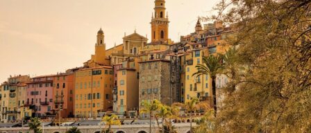 Casas de colores, trattorias italianas y playas vacías: así es la ciudad de la Costa Azul que los franceses no quieren que conozcas